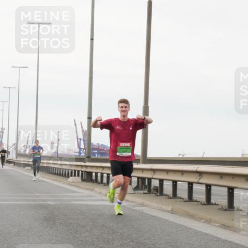 03.10.2025 - Köhlbrandbrückenlauf Matties Gatica Varas http://msf.ph/oto/9174268 03.10.2025 15:39:46 Position 3  meine-sportfotos.de