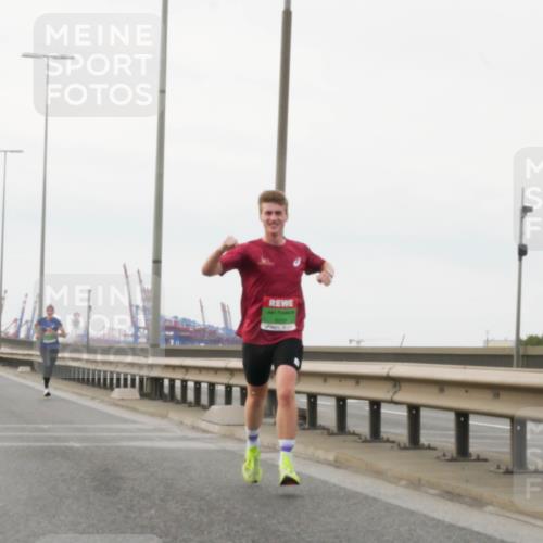 03.10.2025 - Köhlbrandbrückenlauf Matties Gatica Varas http://msf.ph/oto/9174269 03.10.2025 15:39:46 Position 3  meine-sportfotos.de