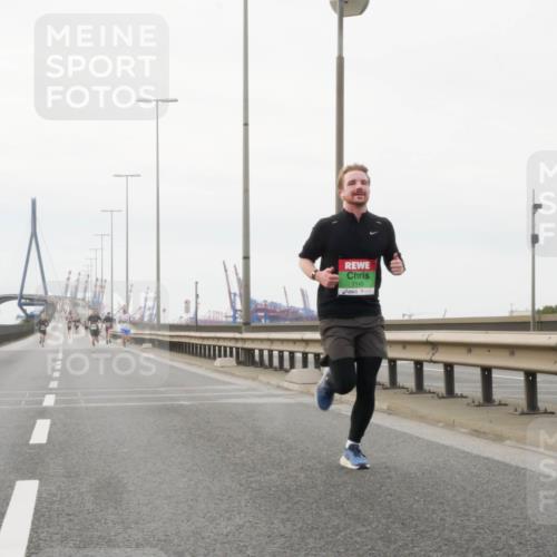 03.10.2025 - Köhlbrandbrückenlauf Matties Gatica Varas http://msf.ph/oto/9174279 03.10.2025 15:40:04 Position 3 7143 meine-sportfotos.de