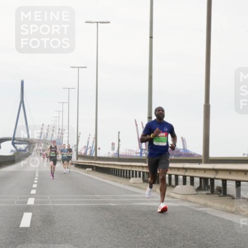 03.10.2025 - Köhlbrandbrückenlauf Matties Gatica Varas http://msf.ph/oto/9174302 03.10.2025 15:40:28 Position 3 9718 meine-sportfotos.de