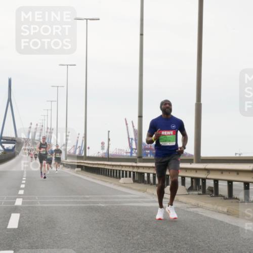 03.10.2025 - Köhlbrandbrückenlauf Matties Gatica Varas http://msf.ph/oto/9174303 03.10.2025 15:40:28 Position 3 9718 meine-sportfotos.de