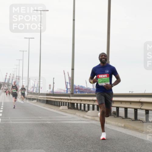 03.10.2025 - Köhlbrandbrückenlauf Matties Gatica Varas http://msf.ph/oto/9174304 03.10.2025 15:40:29 Position 3 9718 meine-sportfotos.de