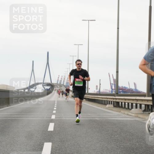 03.10.2025 - Köhlbrandbrückenlauf Matties Gatica Varas http://msf.ph/oto/9174321 03.10.2025 15:40:40 Position 3 7181 meine-sportfotos.de