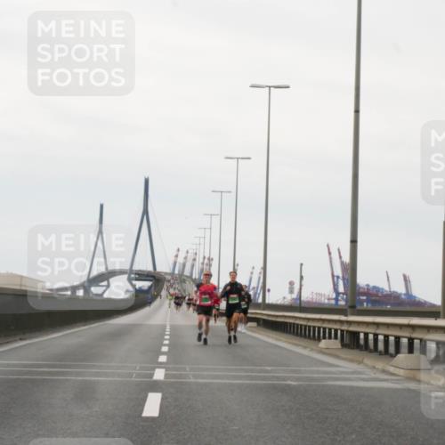 03.10.2025 - Köhlbrandbrückenlauf Matties Gatica Varas http://msf.ph/oto/9174341 03.10.2025 15:41:01 Position 3  meine-sportfotos.de