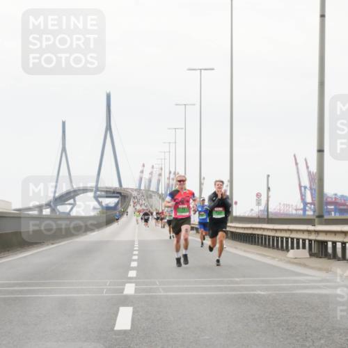 03.10.2025 - Köhlbrandbrückenlauf Matties Gatica Varas http://msf.ph/oto/9174344 03.10.2025 15:41:03 Position 3  meine-sportfotos.de
