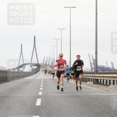03.10.2025 - Köhlbrandbrückenlauf Matties Gatica Varas http://msf.ph/oto/9174348 03.10.2025 15:41:05 Position 3  meine-sportfotos.de