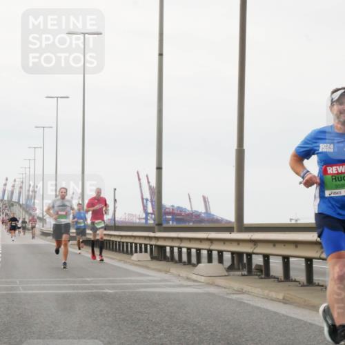 03.10.2025 - Köhlbrandbrückenlauf Matties Gatica Varas http://msf.ph/oto/9174361 03.10.2025 15:41:14 Position 3 24, 9590 meine-sportfotos.de