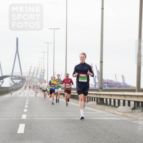 03.10.2025 - Köhlbrandbrückenlauf Matties Gatica Varas http://msf.ph/oto/9174387 03.10.2025 15:41:31 Position 3  meine-sportfotos.de
