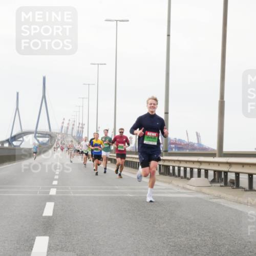 03.10.2025 - Köhlbrandbrückenlauf Matties Gatica Varas http://msf.ph/oto/9174388 03.10.2025 15:41:32 Position 3  meine-sportfotos.de