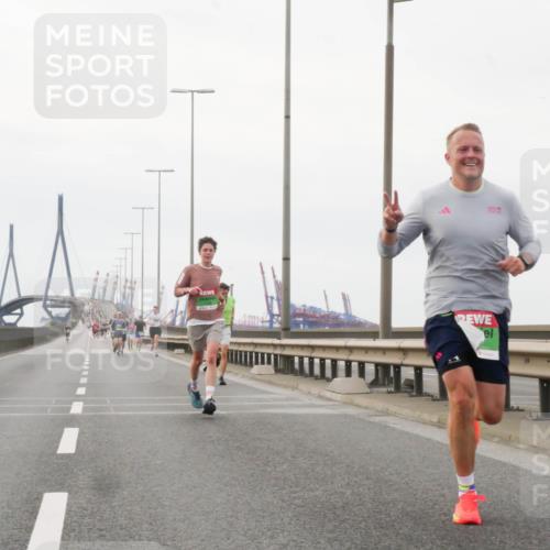 03.10.2025 - Köhlbrandbrückenlauf Matties Gatica Varas http://msf.ph/oto/9174414 03.10.2025 15:41:46 Position 3  meine-sportfotos.de