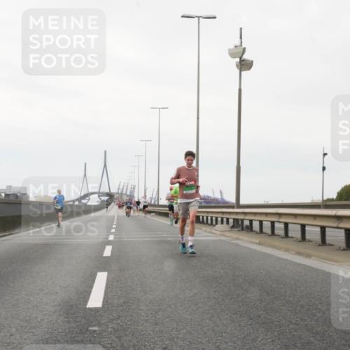 03.10.2025 - Köhlbrandbrückenlauf Matties Gatica Varas http://msf.ph/oto/9174417 03.10.2025 15:41:48 Position 3  meine-sportfotos.de