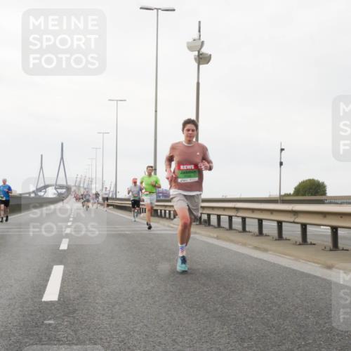 03.10.2025 - Köhlbrandbrückenlauf Matties Gatica Varas http://msf.ph/oto/9174419 03.10.2025 15:41:49 Position 3  meine-sportfotos.de