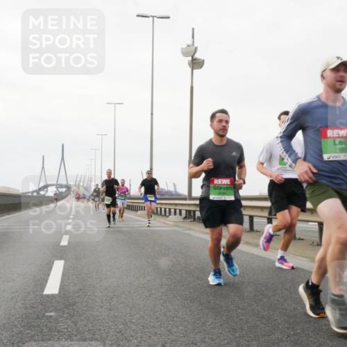 03.10.2025 - Köhlbrandbrückenlauf Matties Gatica Varas http://msf.ph/oto/9174434 03.10.2025 15:42:01 Position 3 9594, 7197 meine-sportfotos.de