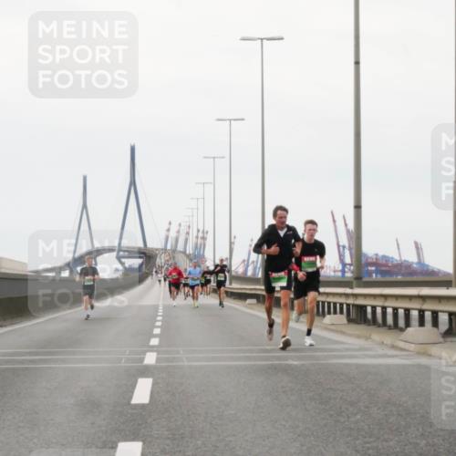 03.10.2025 - Köhlbrandbrückenlauf Matties Gatica Varas http://msf.ph/oto/9174442 03.10.2025 15:42:06 Position 3  meine-sportfotos.de