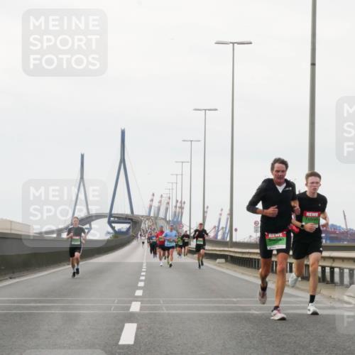 03.10.2025 - Köhlbrandbrückenlauf Matties Gatica Varas http://msf.ph/oto/9174445 03.10.2025 15:42:08 Position 3  meine-sportfotos.de