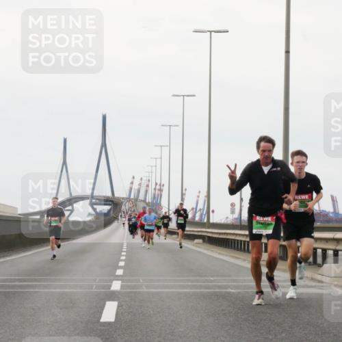 03.10.2025 - Köhlbrandbrückenlauf Matties Gatica Varas http://msf.ph/oto/9174446 03.10.2025 15:42:08 Position 3  meine-sportfotos.de