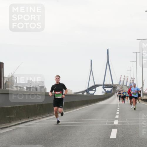 03.10.2025 - Köhlbrandbrückenlauf Matties Gatica Varas http://msf.ph/oto/9174454 03.10.2025 15:42:12 Position 3  meine-sportfotos.de