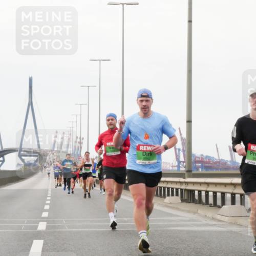 03.10.2025 - Köhlbrandbrückenlauf Matties Gatica Varas http://msf.ph/oto/9174467 03.10.2025 15:42:19 Position 3 7045, 8942, 9525 meine-sportfotos.de
