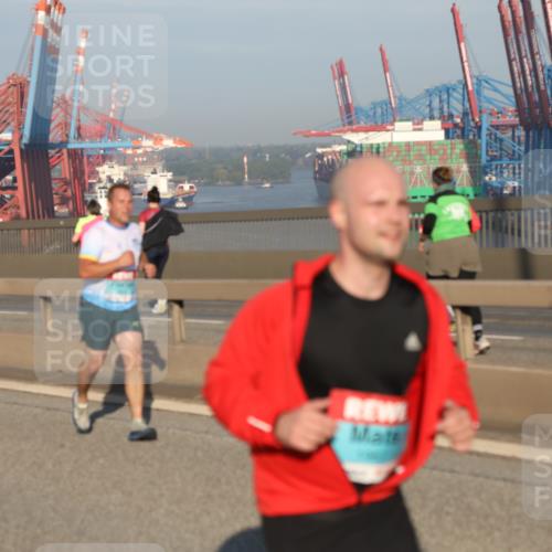 03.10.2025 - Köhlbrandbrückenlauf Yannick Fuchs http://msf.ph/oto/9174584 03.10.2025 08:43:24 Position 2  meine-sportfotos.de