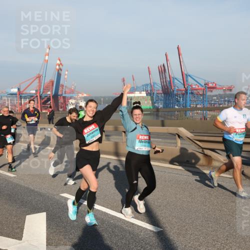 03.10.2025 - Köhlbrandbrückenlauf Yannick Fuchs http://msf.ph/oto/9174596 03.10.2025 08:43:27 Position 2 3361, 3362 meine-sportfotos.de