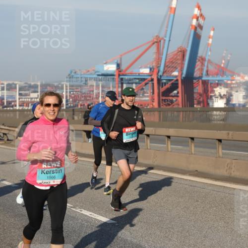 03.10.2025 - Köhlbrandbrückenlauf Yannick Fuchs http://msf.ph/oto/9174677 03.10.2025 08:43:41 Position 2 3808, 1566, 1489 meine-sportfotos.de