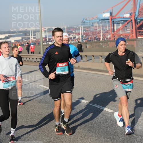 03.10.2025 - Köhlbrandbrückenlauf Yannick Fuchs http://msf.ph/oto/9174689 03.10.2025 08:43:42 Position 2 1229, 3808, 3493, 3261 meine-sportfotos.de