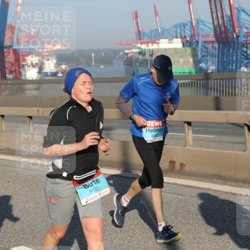 03.10.2025 - Köhlbrandbrückenlauf Yannick Fuchs http://msf.ph/oto/9174697 03.10.2025 08:43:43 Position 2 08, 3493, 3261, 227 meine-sportfotos.de