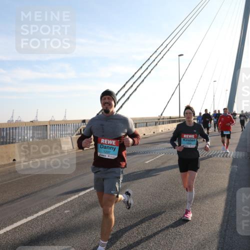 03.10.2025 - Köhlbrandbrückenlauf Yannick Fuchs http://msf.ph/oto/9174769 03.10.2025 08:23:10 Position 1 1237 meine-sportfotos.de