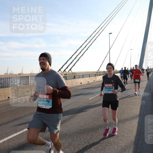 03.10.2025 - Köhlbrandbrückenlauf Yannick Fuchs http://msf.ph/oto/9174770 03.10.2025 08:23:10 Position 1 1237, 1258 meine-sportfotos.de