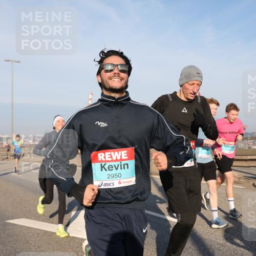 03.10.2025 - Köhlbrandbrückenlauf Yannick Fuchs http://msf.ph/oto/9174810 03.10.2025 08:44:16 Position 2 2950, 1755, 18 meine-sportfotos.de