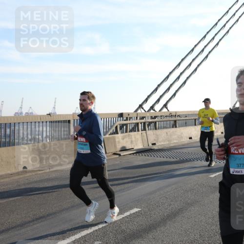 03.10.2025 - Köhlbrandbrückenlauf Yannick Fuchs http://msf.ph/oto/9174816 03.10.2025 08:23:15 Position 1 6, 1052, 3775 meine-sportfotos.de