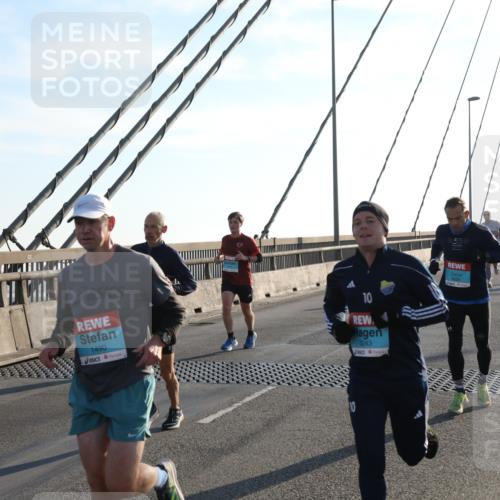 03.10.2025 - Köhlbrandbrückenlauf Yannick Fuchs http://msf.ph/oto/9174877 03.10.2025 08:23:24 Position 1 1490, 3243, 50 meine-sportfotos.de