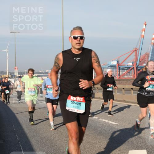 03.10.2025 - Köhlbrandbrückenlauf Yannick Fuchs http://msf.ph/oto/9174914 03.10.2025 08:44:29 Position 2 3539, 1435, 3 meine-sportfotos.de
