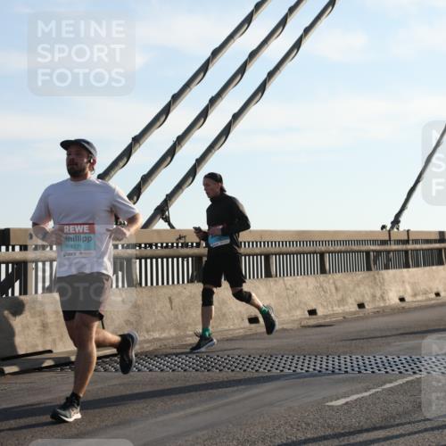 03.10.2025 - Köhlbrandbrückenlauf Yannick Fuchs http://msf.ph/oto/9174947 03.10.2025 08:23:37 Position 1 1271, 1639 meine-sportfotos.de
