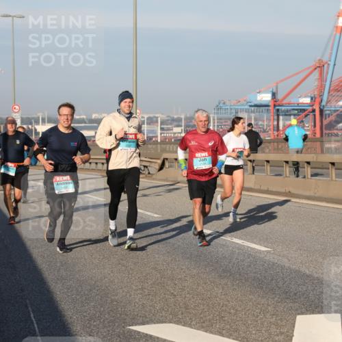 03.10.2025 - Köhlbrandbrückenlauf Yannick Fuchs http://msf.ph/oto/9174952 03.10.2025 08:44:34 Position 2 1408, 2027, 2134 meine-sportfotos.de