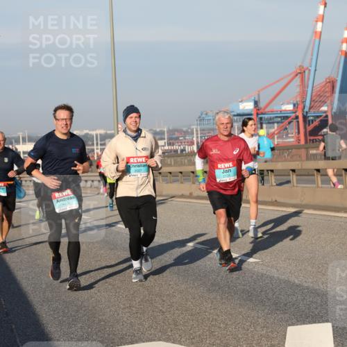 03.10.2025 - Köhlbrandbrückenlauf Yannick Fuchs http://msf.ph/oto/9174963 03.10.2025 08:44:35 Position 2 1408, 2027, 2134 meine-sportfotos.de