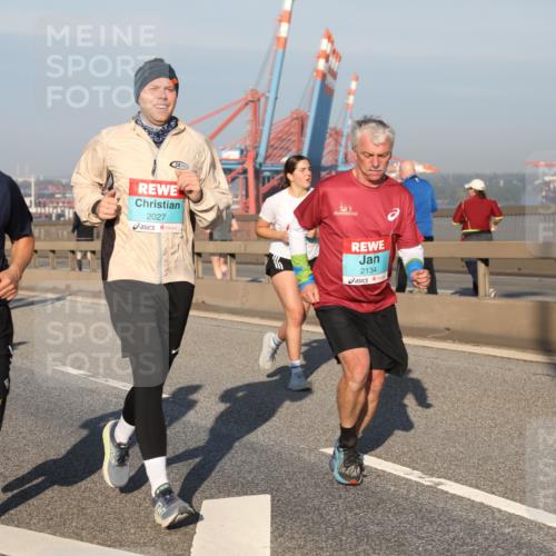 03.10.2025 - Köhlbrandbrückenlauf Yannick Fuchs http://msf.ph/oto/9174989 03.10.2025 08:44:36 Position 2 2027, 1408, 2134 meine-sportfotos.de