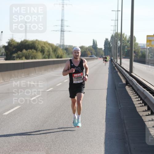 03.10.2025 - Köhlbrandbrückenlauf Yannick Fuchs http://msf.ph/oto/9175000 03.10.2025 11:10:46 Position 3 6610 meine-sportfotos.de