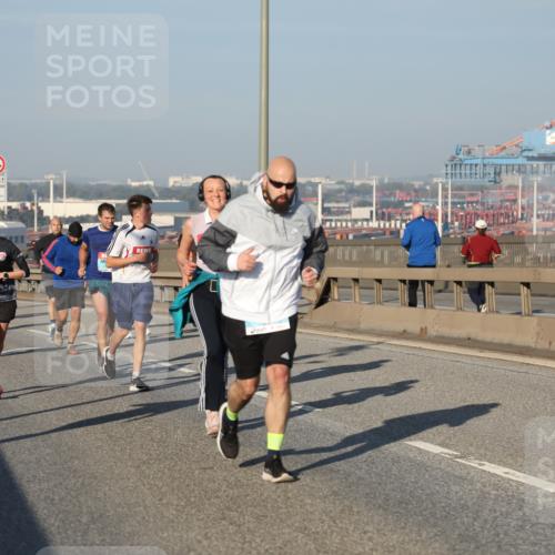 03.10.2025 - Köhlbrandbrückenlauf Yannick Fuchs http://msf.ph/oto/9175098 03.10.2025 08:44:44 Position 2 1679, 500, 1 meine-sportfotos.de