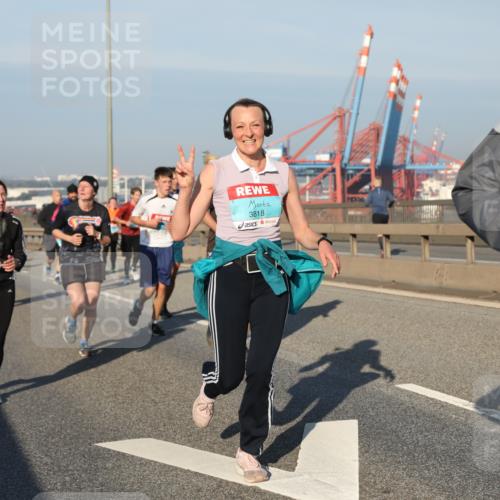 03.10.2025 - Köhlbrandbrückenlauf Yannick Fuchs http://msf.ph/oto/9175161 03.10.2025 08:44:48 Position 2 1679, 3818 meine-sportfotos.de