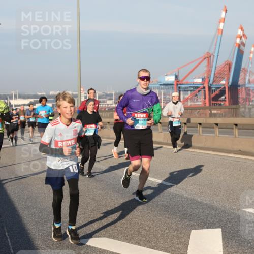 03.10.2025 - Köhlbrandbrückenlauf Yannick Fuchs http://msf.ph/oto/9175315 03.10.2025 08:45:00 Position 2 10, 2034, 1833 meine-sportfotos.de