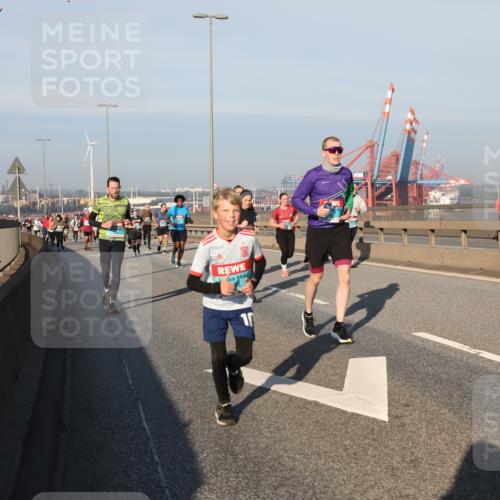 03.10.2025 - Köhlbrandbrückenlauf Yannick Fuchs http://msf.ph/oto/9175321 03.10.2025 08:45:01 Position 2 11 meine-sportfotos.de