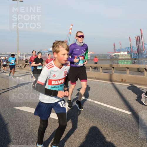 03.10.2025 - Köhlbrandbrückenlauf Yannick Fuchs http://msf.ph/oto/9175331 03.10.2025 08:45:01 Position 2 974, 34 meine-sportfotos.de