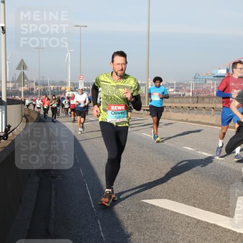 03.10.2025 - Köhlbrandbrückenlauf Yannick Fuchs http://msf.ph/oto/9175341 03.10.2025 08:45:02 Position 2 1520, 3068 meine-sportfotos.de