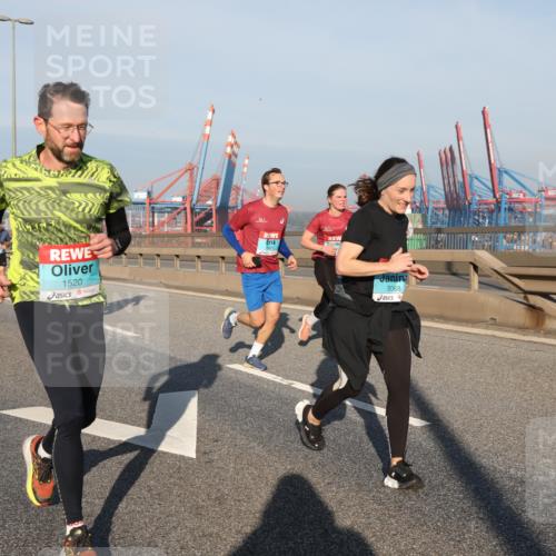 03.10.2025 - Köhlbrandbrückenlauf Yannick Fuchs http://msf.ph/oto/9175351 03.10.2025 08:45:03 Position 2 1520, 3068 meine-sportfotos.de