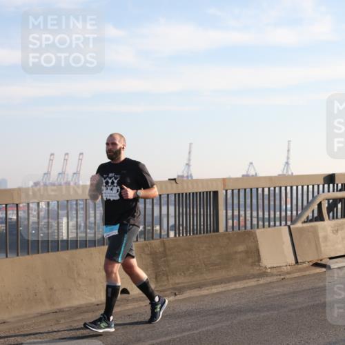 03.10.2025 - Köhlbrandbrückenlauf Yannick Fuchs http://msf.ph/oto/9175409 03.10.2025 08:24:20 Position 1  meine-sportfotos.de
