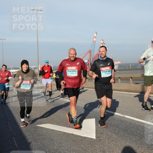 03.10.2025 - Köhlbrandbrückenlauf Yannick Fuchs http://msf.ph/oto/9175456 03.10.2025 08:45:13 Position 2 1227, 1191, 1181, 149 meine-sportfotos.de