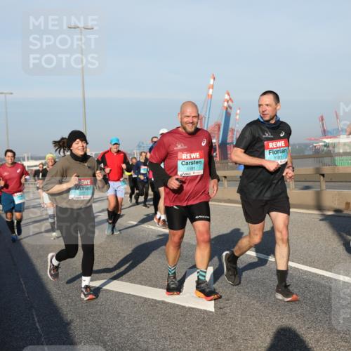 03.10.2025 - Köhlbrandbrückenlauf Yannick Fuchs http://msf.ph/oto/9175463 03.10.2025 08:45:13 Position 2 1227, 1191, 1181, 2449 meine-sportfotos.de