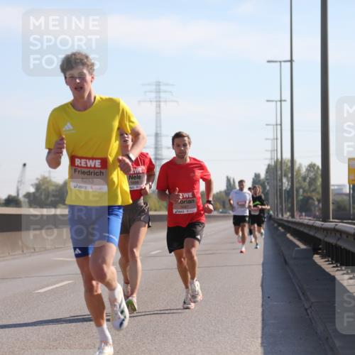 03.10.2025 - Köhlbrandbrückenlauf Yannick Fuchs http://msf.ph/oto/9175467 03.10.2025 11:12:01 Position 3 6253, 5688, 5687 meine-sportfotos.de