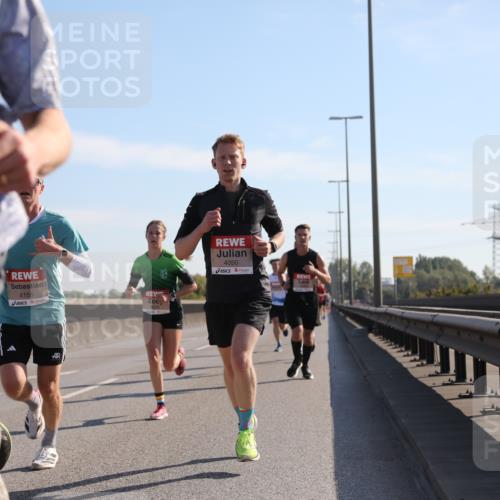 03.10.2025 - Köhlbrandbrückenlauf Yannick Fuchs http://msf.ph/oto/9175813 03.10.2025 11:12:55 Position 3 087, 4155, 4050 meine-sportfotos.de